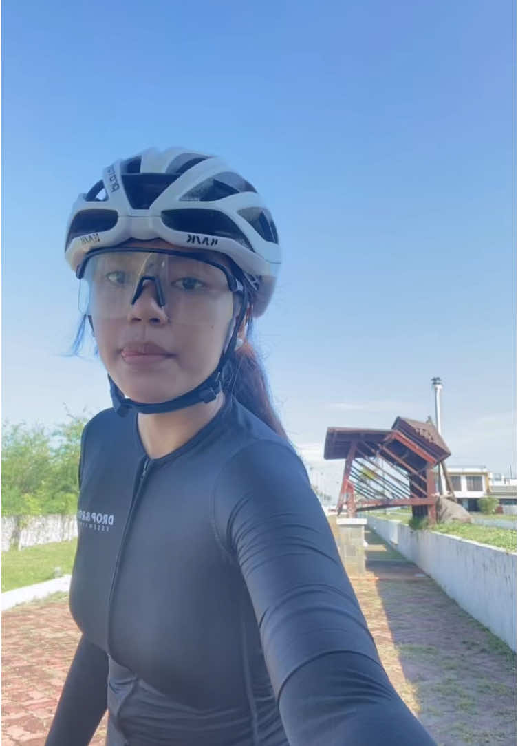 #fyp #girlcyclist 👁️👄👁️ @DROPANDROLL 