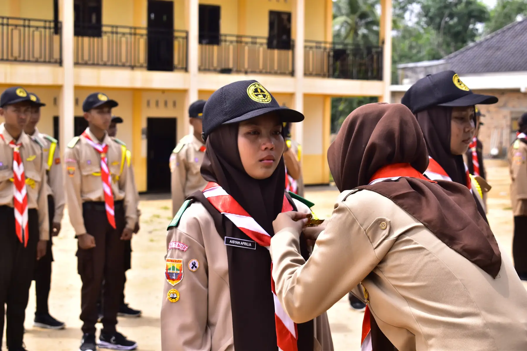 Pramuka Laksana: Mengabdi Sepenuh Jiwa Di bawah bendera merah putih yang berkibar, Kami berdiri tegap dengan penuh sadar, Mengabdi, berbakti, setia tanpa pamrih, Pramuka Laksana, jiwa kami tak pernah letih. Kami adalah pelita di tengah kegelapan, Membawa sinar dalam setiap pengabdian, Dengan disiplin, semangat, dan cinta tanah air, Mengabdikan diri tanpa rasa gentar. Di hutan, di gunung, di lembah yang sunyi, Kami belajar bertahan, melawan rasa ngeri, Tegap langkah kami dalam jejak janji, Tunas-tunas muda, membentuk diri dan hati. Pantang menyerah adalah semboyan kami, Walau badai menghadang, kami takkan lari, Kebersamaan dan persaudaraan erat terpaut, Di setiap tantangan, jiwa kami bersatu. Mengabdi bukan sekadar kata yang terucap, Tapi aksi nyata dalam sikap yang mantap, Kami pramuka, dengan hati yang teguh, Berkhidmat pada bangsa, sampai akhir hayat pun penuh. Di tenda, di api unggun, dalam setiap perjalanan, Kami belajar arti ketulusan dan pengorbanan, Pramuka Laksana, hidup dalam jiwa yang merdeka, Mengabdi, berbakti, untuk bangsa dan negara. Selamanya kami adalah pejuang tanpa senjata, Dengan tongkat dan dasi, kami siap sedia, Untuk membangun negeri, menjadi lebih mulia, Pramuka Laksana, kami ada untuk Indonesia. #pramuka #pramukaindonesia🇮🇩⚜️😎 #smkalmuttaqin #smkbisa #fyppppppppppppppppppppppp 