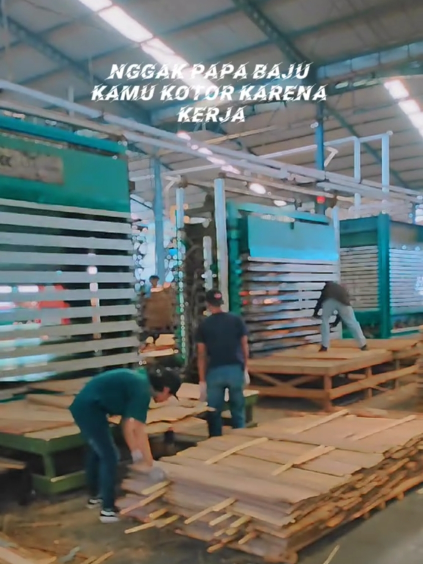 Semangat !! 😎#mojokerto24jam #mojokerto #ngoroindustri #kuli #pabrikkayu #pabriktriplek #pejuangrupiah #ptgpi_ngoro #pabrikplywood #kulipabrik #pejuangkeluarga 