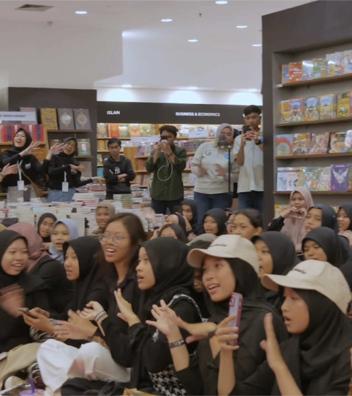 Meet and Greet Novel “Bandung After Rain” with @hchchc & Barudak Babandungan at Gramedia Jogja City Mall🌸💓 #blackswanbooks #penerbitblackswanbooks 