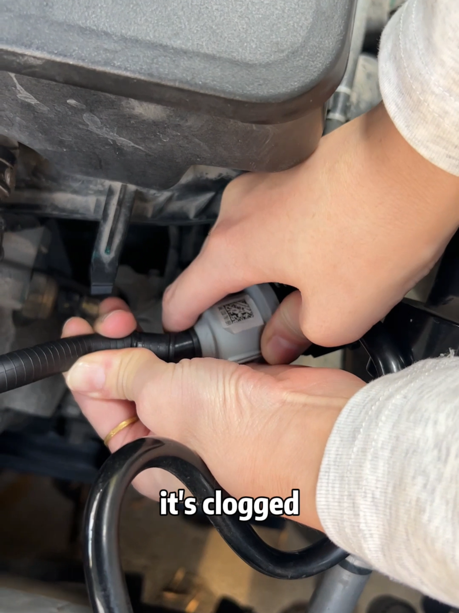 The gas tank cap makes a strange wheezing sound, fix it in one move!#cars #carsoftiktok