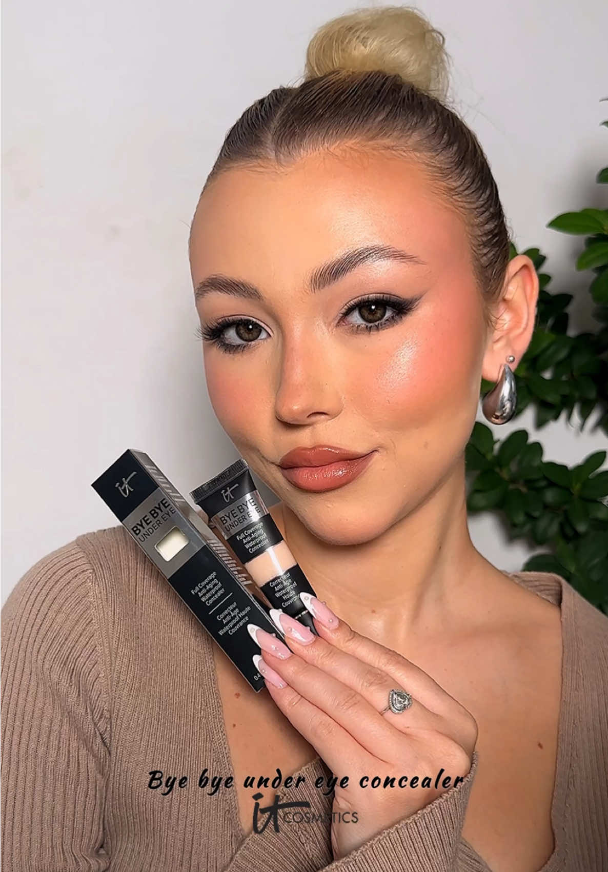 Totalny hit! 🖤 Testuję korektor Bye bye under eye concealer @IT Cosmetics  Mój odcień to 10.5 Light C -piękne, mocne krycie -gęsta konsystencja  -błyszczące wykończenie  Dostępny w @douglas_polska w cenie 149zł Oświetlenie lampa Air Artha @newell.pl  Soczewki kontaktowe @TTDeye Colored Contact Lens  Gąbeczką do makijażu @Boho Beauty  #prezent #nowoscikosmetyczne #nowości #testnowości #makijaznacodzien #itcosmetics #itcosmeticsconcealer #byebyeundereye #byebyeundereyeconcealer #korektorpodoczy #kryjącykorektor #hitkosmetyczny