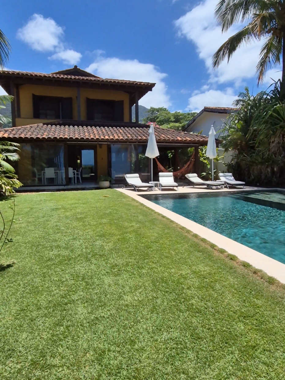 Cada pé na areia em Maresias com 5 suítes disponível para locação Temporada.#luxuryhomes #casaaltopadrao #altopadrao #casanapraia #litoralnorte #aluguel #reveillon #corretordeimoveis #realestate #realestatebroker 