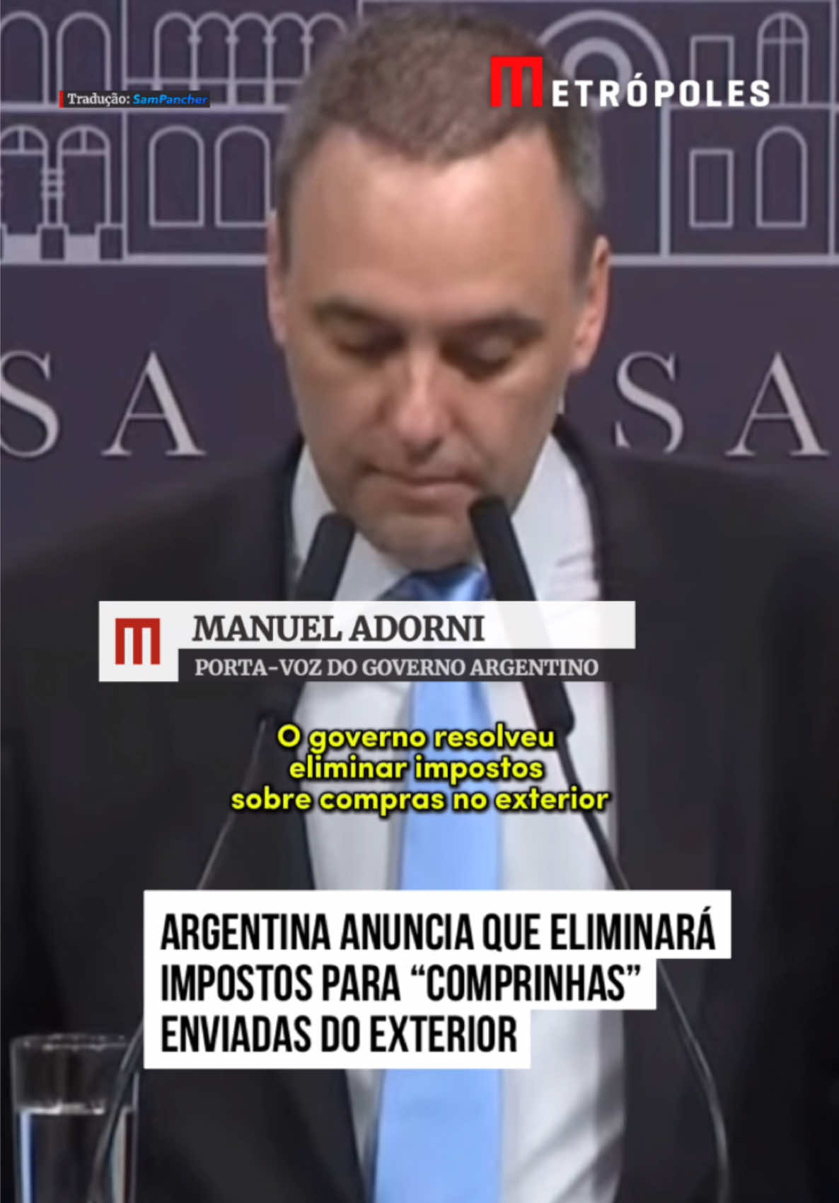 Argentina anuncia que eliminará impostos para “comprinhas” enviadas do exterior. Anúncio foi feito na sexta-feira (15/11) pelo porta-voz do governo argentino. Medida contempla envios de até US$ 400 para pessoas físicas, que pagarão apenas o IVA. “A medida visa permitir que os argentinos importem mais produtos a um preço melhor, especialmente aqueles ligados ao setor tecnológico e têxtil”, afirmou Manuel Adorni, porta-voz da Casa Rosada. #TikTokNotícias  Tradução: @samuelpancher 📹 Casa Rosada/Reprodução