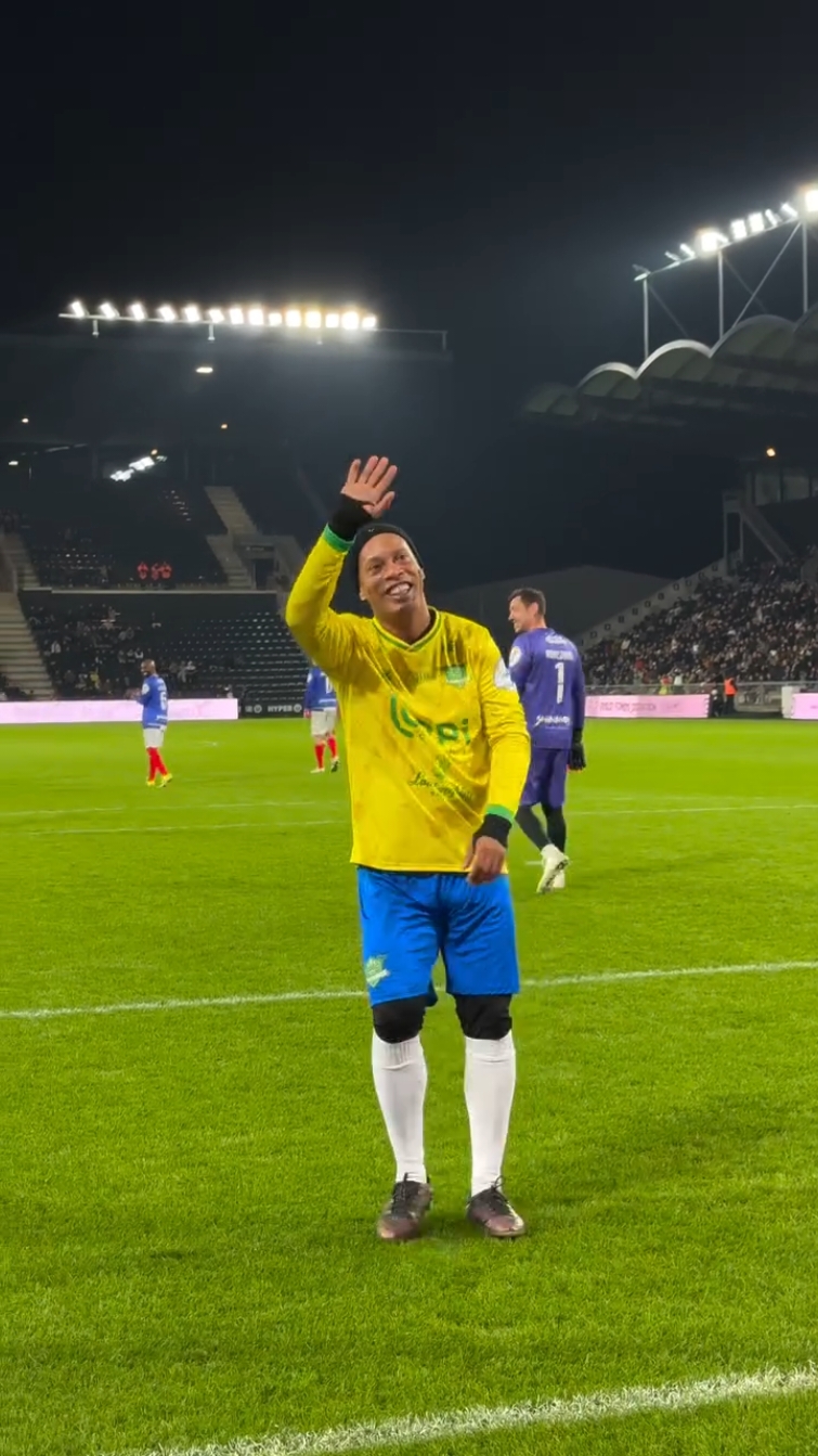 Merci Angers!!! Desafio R10 na França 🇫🇷🇧🇷 #Ronaldinho #ronaldinhoskills #ligue1 #soccertiktok 