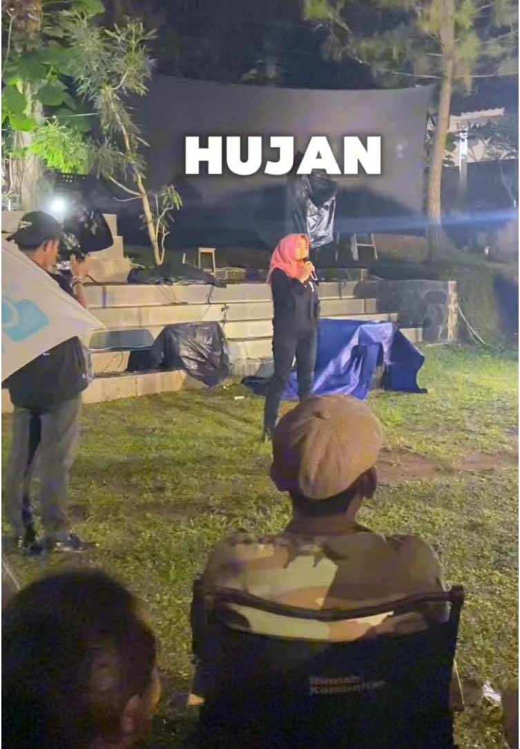 Ngerasain standup ditengah gerimis di acara Festival Merdeka Kolaborasi.