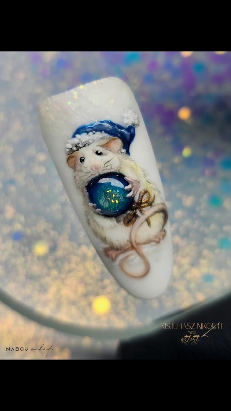 Kis cuki 🐁🎁🎄🥹💅 Vegyes technikával készült. Géllakk és aquarell felhasználásával. Na meg az elmaradhatatlan csillámok ❄️✨️ Kifejezetten kedvelek a FOX és a HER géllakkjaival festeni. Ha valaki keresné még az igazit lakkok terén jó szívvel tudom őket ajánlani 💌 A @nabou.hu 🛍oldalán rettentően nagy választékban megtaláljátok őket is, valamint megannyi más márka is fellelhető. Na meg ami az egyik legjobb, hogy szinte mindig van valami valamilyen kedvezmény náluk 👛🤗 Facebook: https://www.facebook.com/profile.php?id=61556018280913 Instagram: https://www.instagram.com/kisjuhasznikolett?igsh=MWtmNGwzY2tlcDl1ag== #christmas #christmasnails #christmasidea #nailart #reklám #nailartist #nailinspo #instanail #magyarkörmös #fox #her