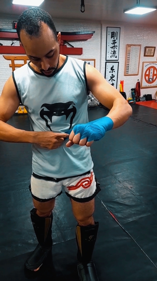 ربط الباند للملاكمة بطريقة  احترافية how to wrap boxing wraps 4 meter #wraphandsforboxing #coachmontassirbillah #kickboxing #boxingtraining #fyp #marrocos🇲🇦🇲🇦 #مغربية🇲🇦 #rabat #tanger #viral #personaltrainer #marrakech🇲🇦morocco #kenitra_city #الحمدالله_علی_کل_حال❤ 