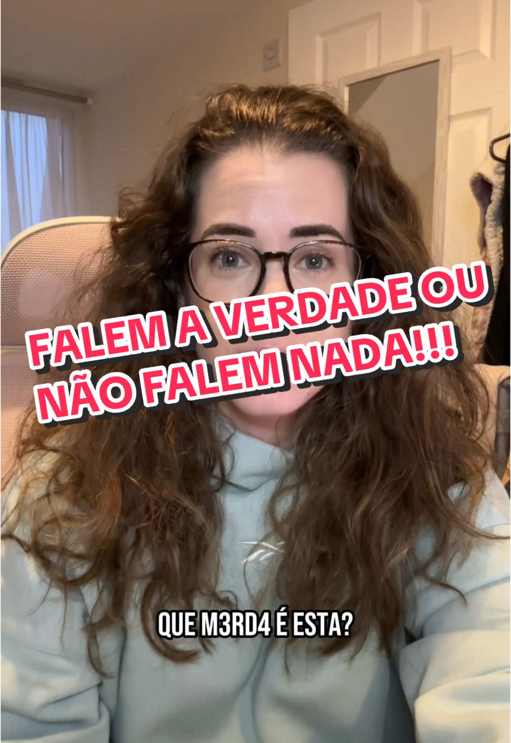 Eu sou a Carol sempre fui conhecida por ser desbocada e falar o que me vai na mente, mas uma coisa que nunca fui chamada foi de falsa.  E eu adoro pessoas como eu, frontais e genuínas, que se eu fizer asneira vão me dizer “Carol tiveste mal”, em vez de dizerem onque acham que eu queri ouvir!  Pessoas de sorriso forçado 🚩 Pessoas que concordam sempre contigo 🚩 Pessoas que falam contigo sobre alguém e depois vai almoçar com essa pessoa 🚩🚩 Pessoas que fingir ser quem não são, para se encaixarem num lugar que não lhe pertence 🚩 Eu perdi muito na vida por ser assim, se me pedem opinião eu vou dar, mas nem sempre será a que tu queres ouvir, e eu não lamento isso, eu mantenho sempre esta essência de ser verdadeira comigo e com os que me rodeiam.  #as3taner #honesta #falsidade #portuguesa #tenhoamelhormaedomundo #dizendoverdades #amizadefalsa #tdahadulto #madeiraisland #madeirense 