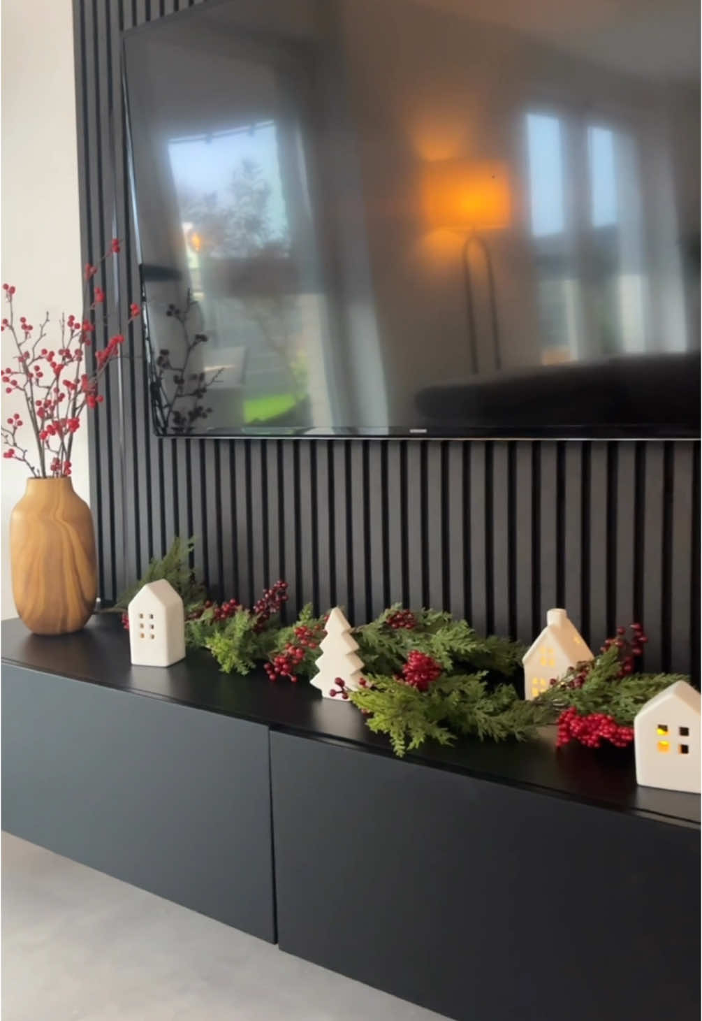 Christmas Lowboard 🎄✨ #christmasdecor #christmasinspo #weihnachtsdeko #wohnzimmer #einrichten #dekorieren 