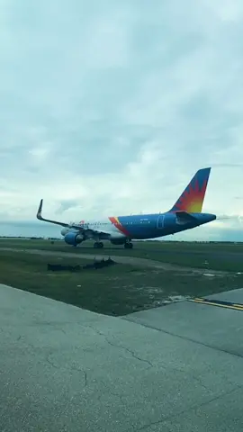 You never know which friends you’ll see on the taxiway! 😎 🎥: @tactical_flights on IG