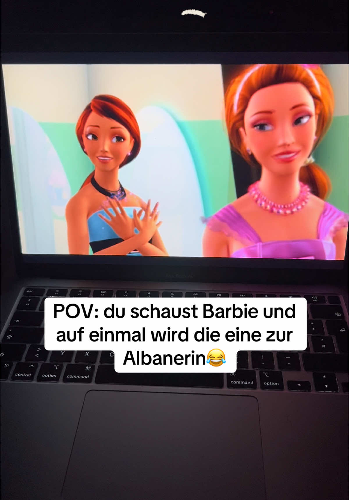 Albanische Barbie 😂 🦅 #barbie #barbieunddiegeheimeweltderglitzerfeen #barbiefilme #BarbieMovie #funnyreels #albanischeradler #albanisch #albaner #lustig #barbieedit 