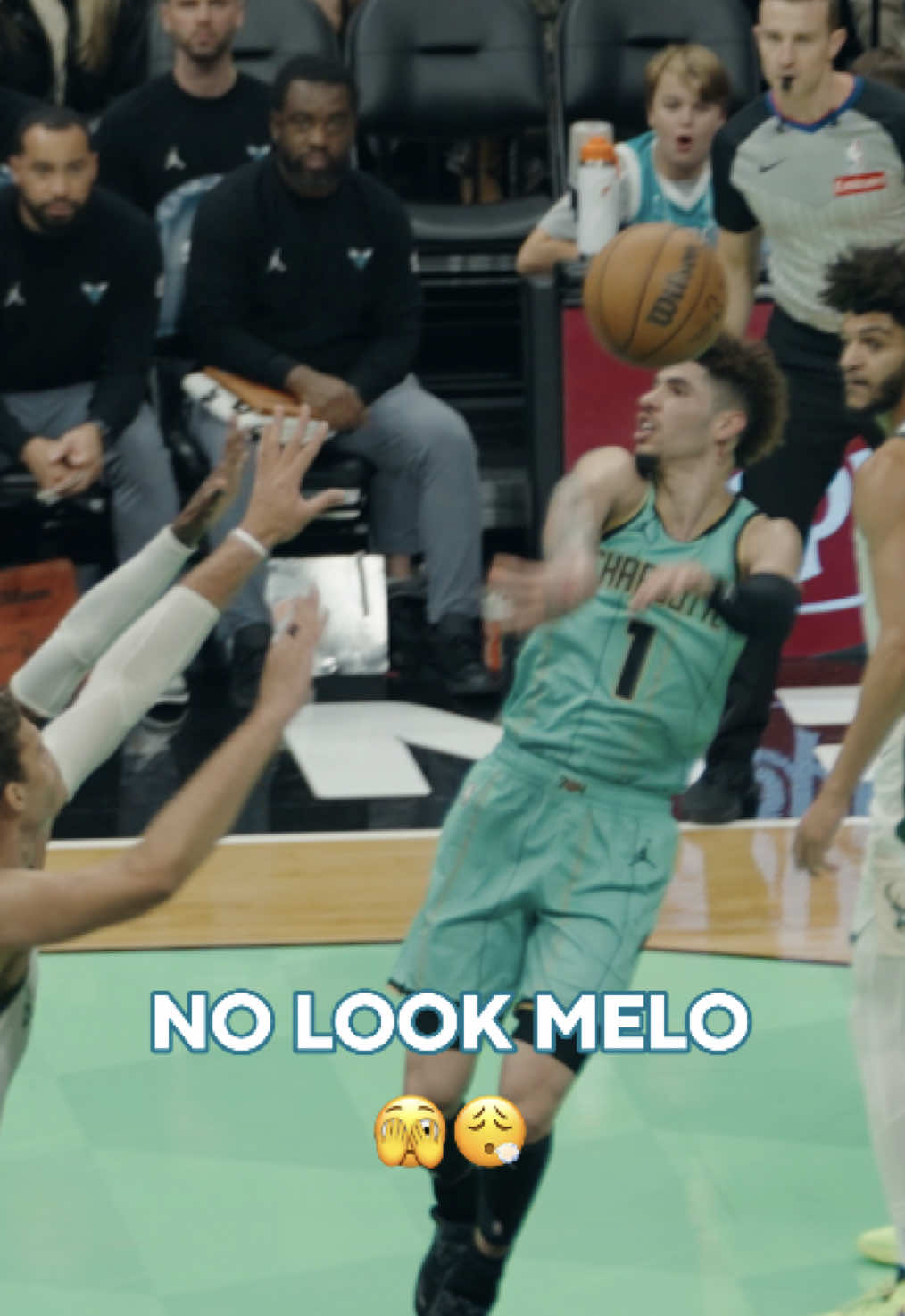 no look melo 🫣😮‍💨 #basketball #three #lameloball 