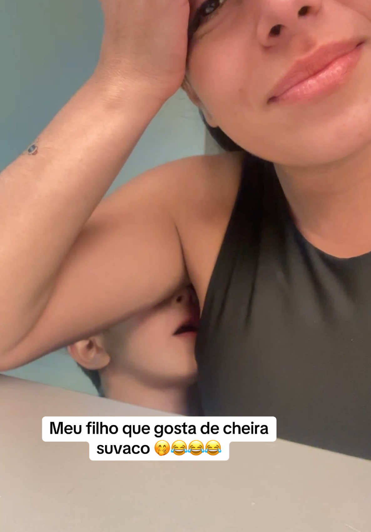 Meu dilho que  gosta de cheiro kkkkkk Qual mamãe ai passa por issoo ???