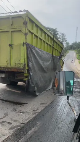 Baru terjadi kemarin siang canter bawak brondol nabrak belakang fuso,keadaan kepala canter rusak parah#fyp #fyppppppppppppppppppppppp #lewatberandafyp #kecelakaan #pesonadrivermuda #drivermuda#lewatberanda #fypviralシ #jambi #fypシ 