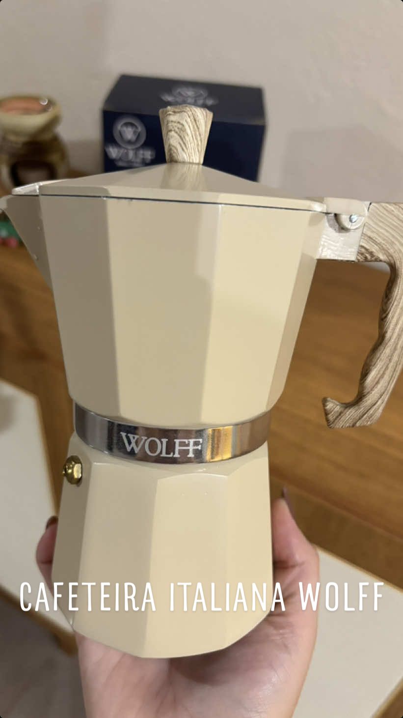 Testando pela primeira vez a cafeteira italiana da Wolff!  Para quem ama café, assim como eu, vale super a pena, além de linda, é super fácil de usar! ☕️ O link para compra está na nossa bio 🫶🏻 #dicasshopee #shopee #dicas #dicasdecasa #fyp #viral_video #viralvideos #cafe #cafeteiraitaliana #wolf 