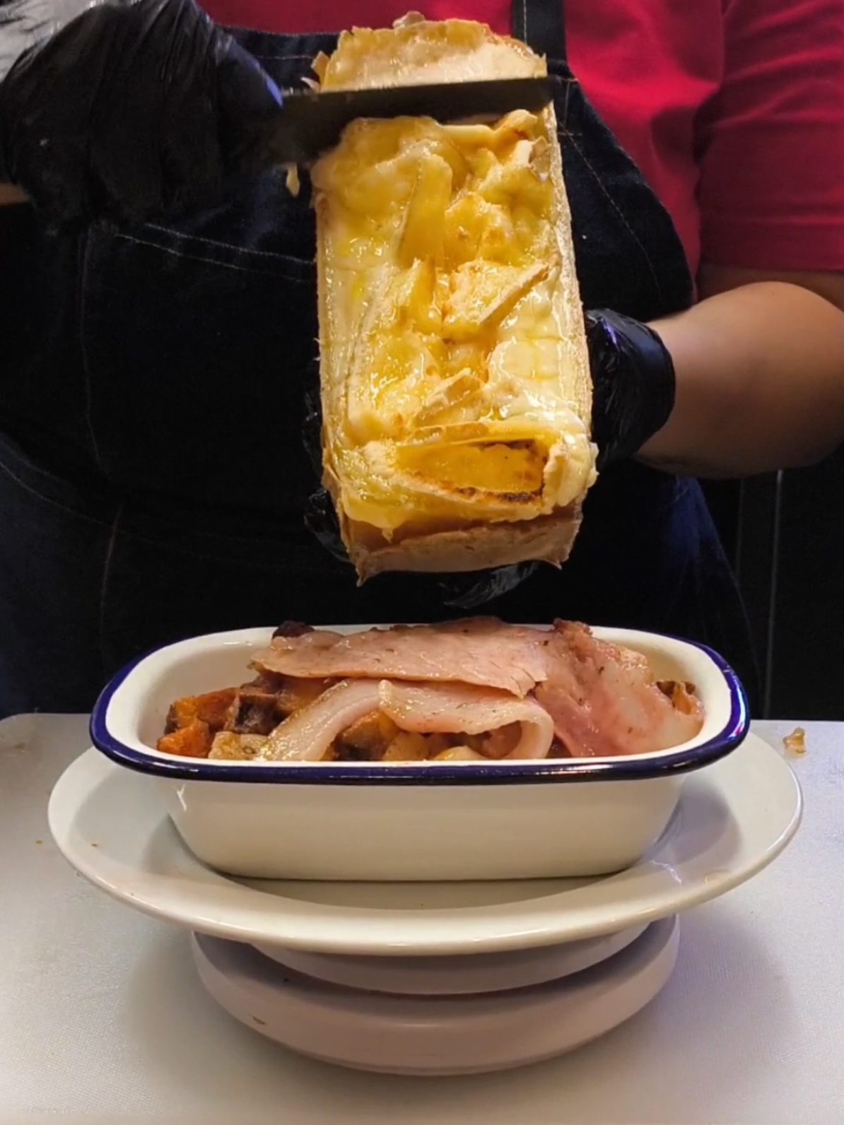 🧀🔥 ¡El queso más viral llegó a Chile! Desde Suiza a Santiago, llega @Je Suis Raclette Chile y su magia derretida. 🇨🇭✨ Disfruta de papas, carnes y más, bañados con auténtico queso Raclette suizo. ¡Una experiencia gastronómica única que mezcla tradición suiza y sabores locales! 🤤 📍 MUT (Nivel -2), Mercado Urbano Tobalaba 🕒 Lunes a Domingo | 12:00 - 20:00 ¿Ya probaste esta delicia? ¡Etiqueta a tu partner foodie y ven a disfrutar! 👇✨ #Raclette #JeSuisRaclette #FoodieChile #QuesoRaclette #ComidaSuiza #ChileanFood @Je Suis Raclette 