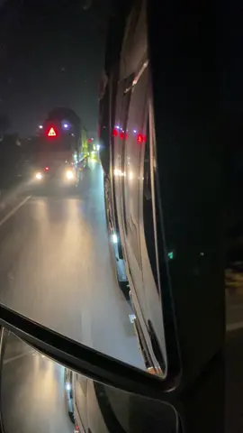 Anh em dắt nhau đi tìm tay vịn