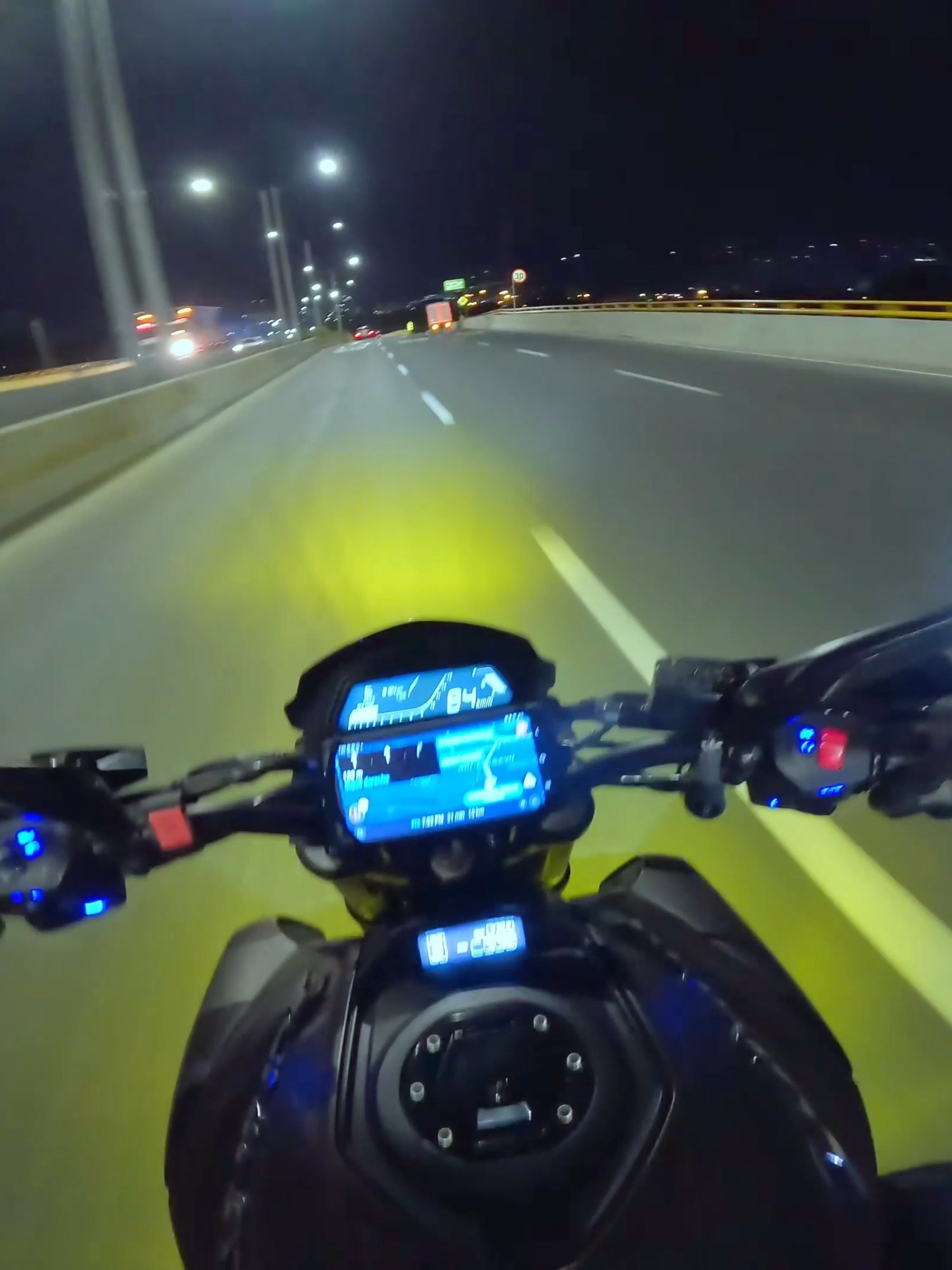 Dominar 400 en ruta de noche, video completo en youtube y facebook como Eduardo Explora, ya que aquí me reportan los videos de alta velocidad #dominar400 #biker #motos #lucesexploradoras #exploradoras #rodada #dominar #bajaj #moto#biker#bike