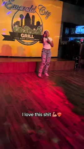 Performing “Qtr Crysis” for the first LIVE 🎤🤩 #QtrCrisis The EP ❤️‍🩹 OUT EVERYWHERE! Check my bioooo 😘 #BiGLD #independentartist #liveperformance (Track 1 of 6) 🫡 #femalerapper #dallastx #unsignedartist 