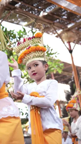 Tari Rejang Dewa adalah salah satu tarian tradisional dari Bali, Indonesia, yang biasanya ditarikan oleh anak-anak kecil yang disebut 