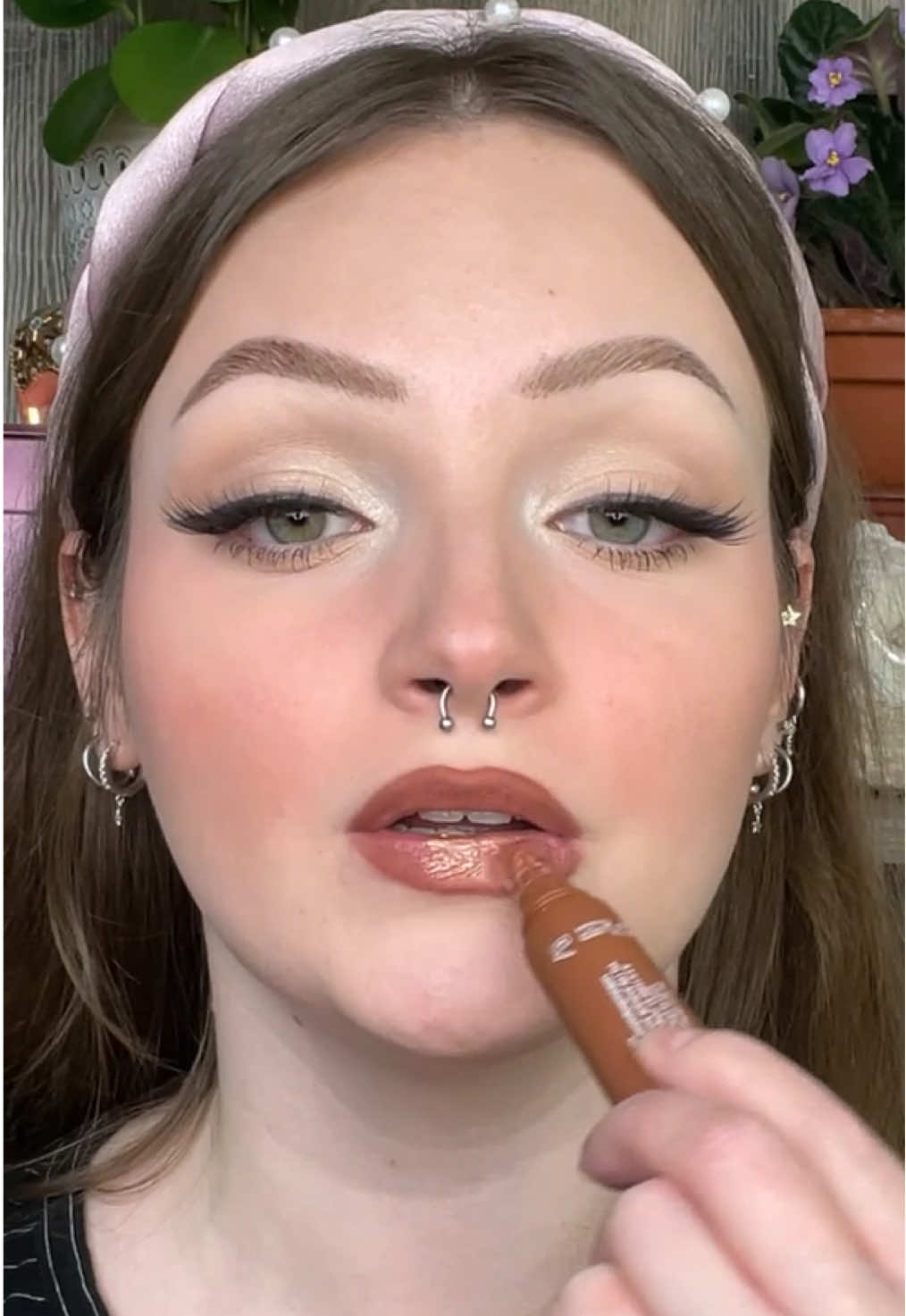 Hot Cocoa Lips!!☕️🍫 what’s your favorite brown lip combo?? #makeuptiktok #lipstick #viralmakeup #makeuptutorial #holidaymakeup #hotcocoalips #hotchocolate #makeupchallenge #fallmakeup #christmasmakeup 