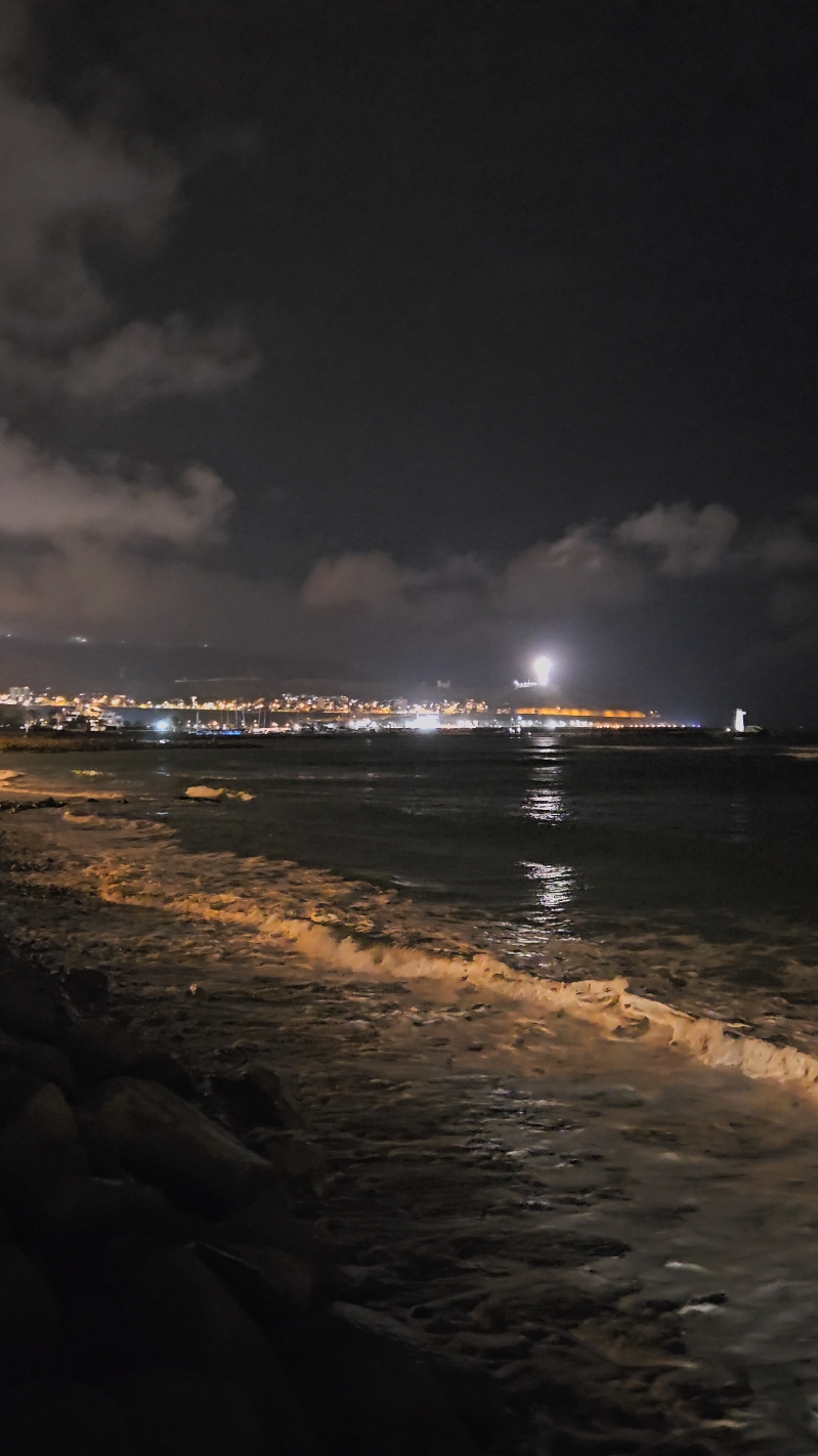 Playa Barranco. Circuito de playas de la Costa Verde, Lima Perú. #lima #playa #barranco #esasiesunamujer #marperuano  #christianmeier #rockperuano #costaverde #peru #limaperu #vistanocturna #fyp #paisajes #mar #arena 