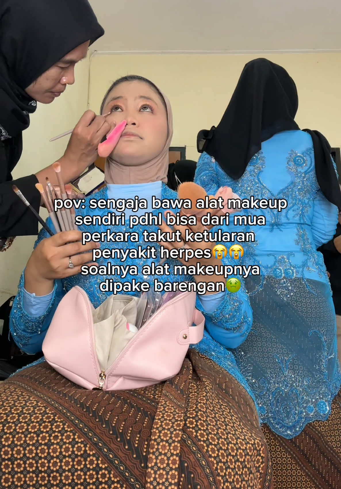 Kejadian yg gua takuti, pake alat makeup barengan🤢 Inisiatif bawa alat makeup sendiri aja, soalnya muka saya aja udah sensitif & gampang jerawatan daripada makin parah yakann🥴 takut kena herpes juga lagi  LINK BRUSH BIO NO. 94 #makeup #makeupaddict #makeuplover #makeuplooks #tutorialmakeup #makeuptutorial #acne #acneproneskin #acnefighter #jerawat #jerawatan 