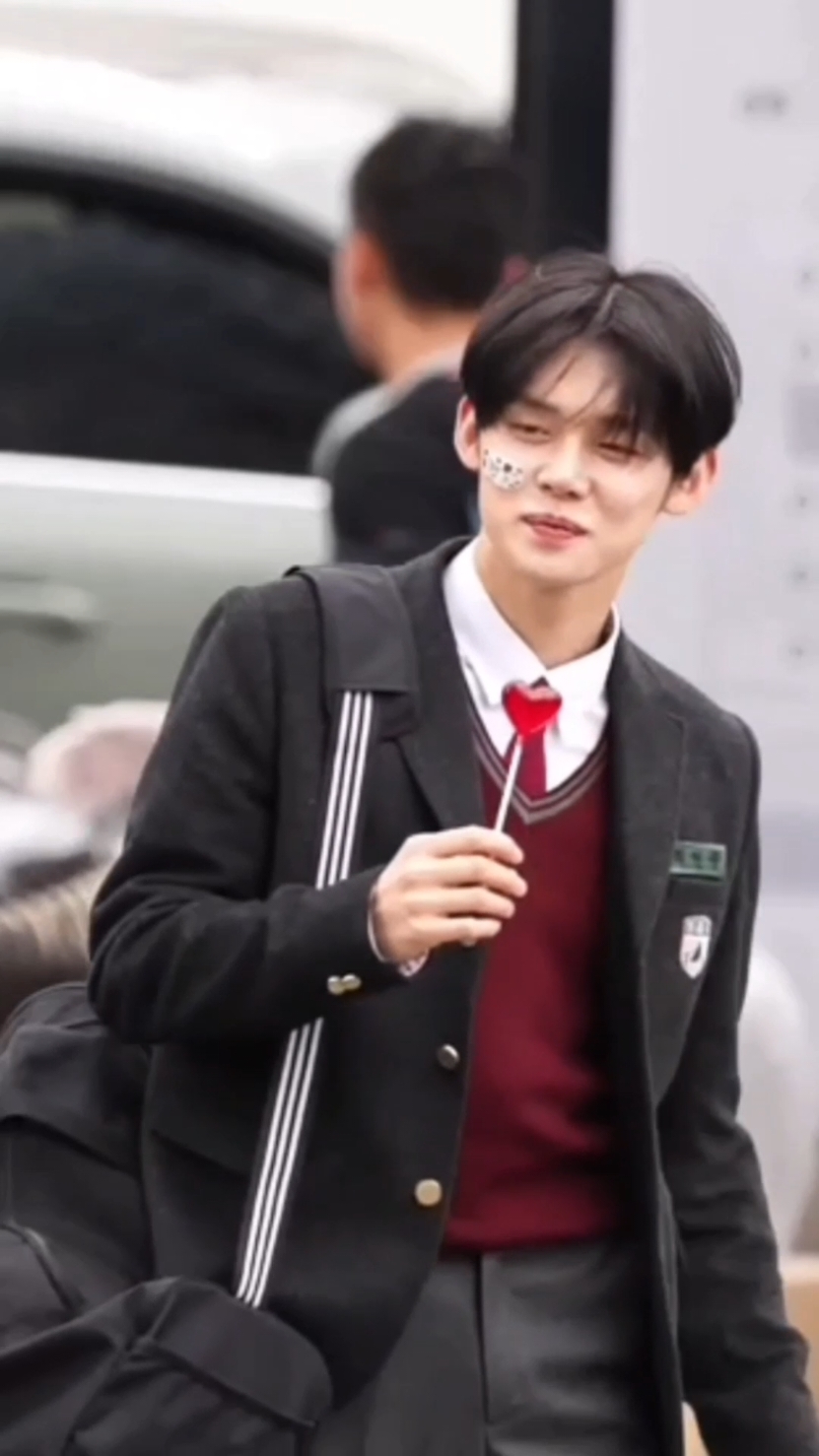 Yeonjun w udah 24 jam di school uniform punya lo😭🤏🏻 #yeonjun #tomorrow_x_together