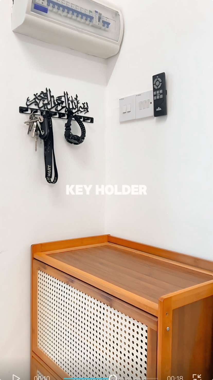 kalau husband korang bersepah pun boleh sangkut sini 🤚🏻😆 recommended ye key holder ni kukuh dooh. plus point dia ada lafaz bismillah tu & yes black mmg ada ability untuk nampak premium ya 🖤 #keyholder #islamickeyholder #penyangkutkunci #homedecor #homedecorideas 