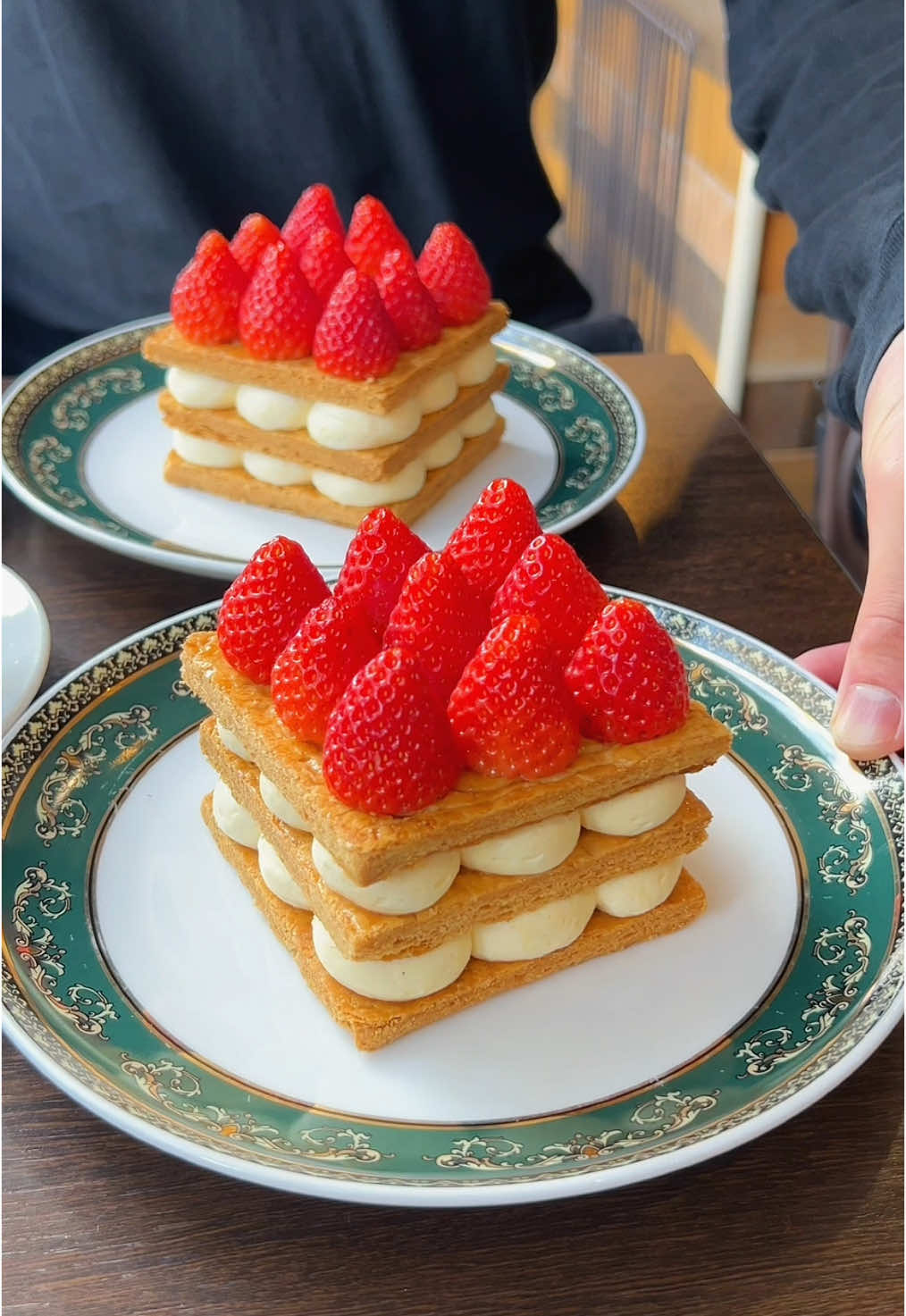 贅沢いちごのミルフィーユが食べられるお店🍓 こちらのお店の名物ミルフィーユは、季節の果物をふんだんに使った人気の品🌳 いまの季節は1番人気のイチゴが沢山乗ったイチゴのミルフィーユ🍓 バターの風味が強いパイ生地にねっとりとしたカスタードムースが相性抜群◎ 📍リスカフェ / 高田馬場 ￥1600～/人 ⏰営業時間：11:00〜17:00 💤定休日：月曜日 🏠住所：〒169-0072 東京都新宿区大久保３丁目９−５ 都営西大久保アパート 1F #東京グルメ #高田馬場グルメ #リスカフェ