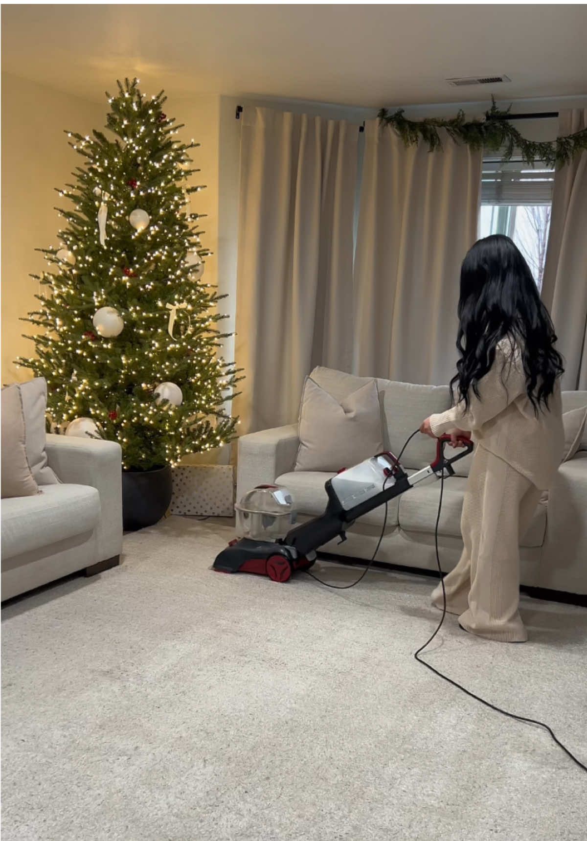 Clean my carpet with @Hoover Vacuums @OxiClean ✨ #clean #cleanwithme #carpetcleaning #oxiclean #cleaning #cleanwithme #cleaninghacks #CleanTok #christmas #christmastree #asmr #asmrvideo #asmrcleaning 