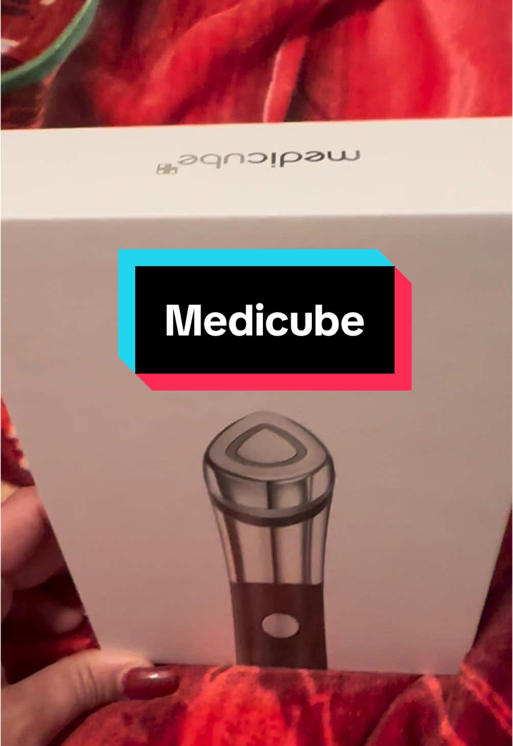 Medicube age-r booster. I did use it tonight, wanted to give it a few uses to really give a review. But this is what it is and how it works. #medicube #blackfriday #cibermonday 