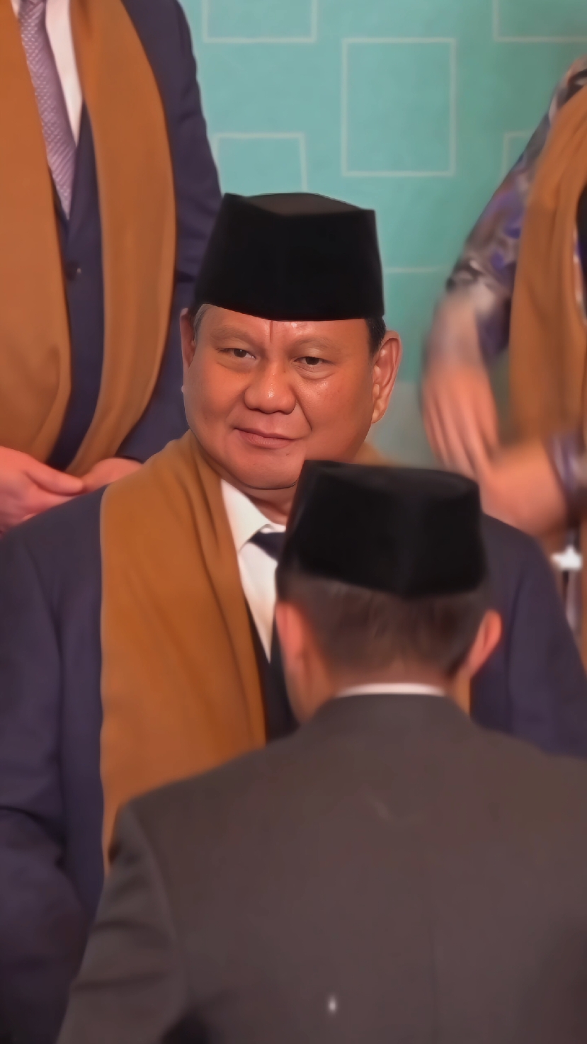 Aksi Sigap sang Mayor betulkan Syal yang dikenakan presiden Prabowo Subianto saat KTT APEC PERU 2024. Di tengah suasana formal KTT APEC 2024 di Peru, sebuah momen sederhana namun penuh makna terjadi ketika Presiden Prabowo Subianto mengenakan syal yang sedikit tidak rapi. Dalam sekejap, Mayor Teddy, yang hadir sebagai Sekretaris Kabinet, dengan sigap dan penuh perhatian mendekat untuk membantu merapikan syal tersebut.Mayor Teddy menunjukkan kecermatan luar biasa, sekaligus menegaskan hubungan baik dan rasa hormat yang mendalam antara dirinya dan Presiden.Tindakan cepat dan tepat Mayor Teddy dalam momen itu bukan hanya menunjukkan ketelitian dan profesionalisme, tetapi juga keberpihakan pada nilai-nilai empati dan kerendahan hati. Momen ini bukan hanya tentang sekadar memperbaiki syal, tetapi tentang memahami pentingnya perhatian terhadap orang lain, bahkan dalam pertemuan internasional yang sangat formal sekalipun. Di balik segala kecanggihan teknologi dan kompleksitas politik, sikap sederhana seperti ini menjadi cerminan dari kepemimpinan yang tidak hanya mengutamakan tugas, tetapi juga memperhatikan nilai-nilai kemanusiaan dan saling menghormati. #foryou #masukberanda #fyp #prabowogemoy #prabowopresiden2024 #presidenprabowo #prabowogibran #prabowosubianto #prabowo #prabowopresiden 