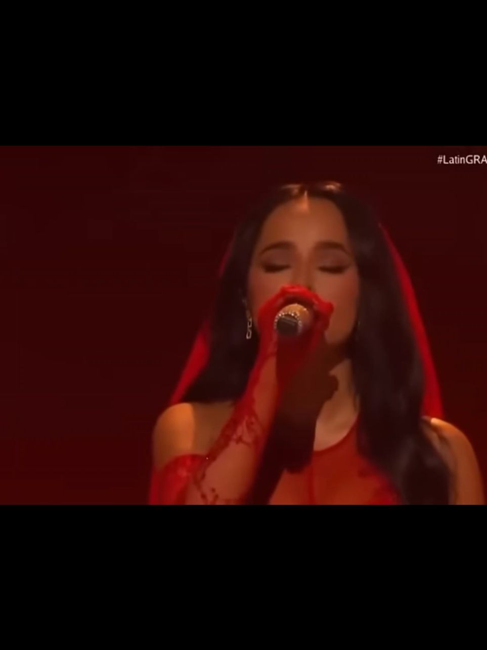 I loved Becky G's outfit 🔥😍  The Queen 👸 #yoporelcontrariocasipierdoelalma🥺😢💔❤️‍ #porelcontrario #beckyg #LatinGRAMMY #latingrammy2024 #beckyg #angelaaguilar #leonardoaguilar 