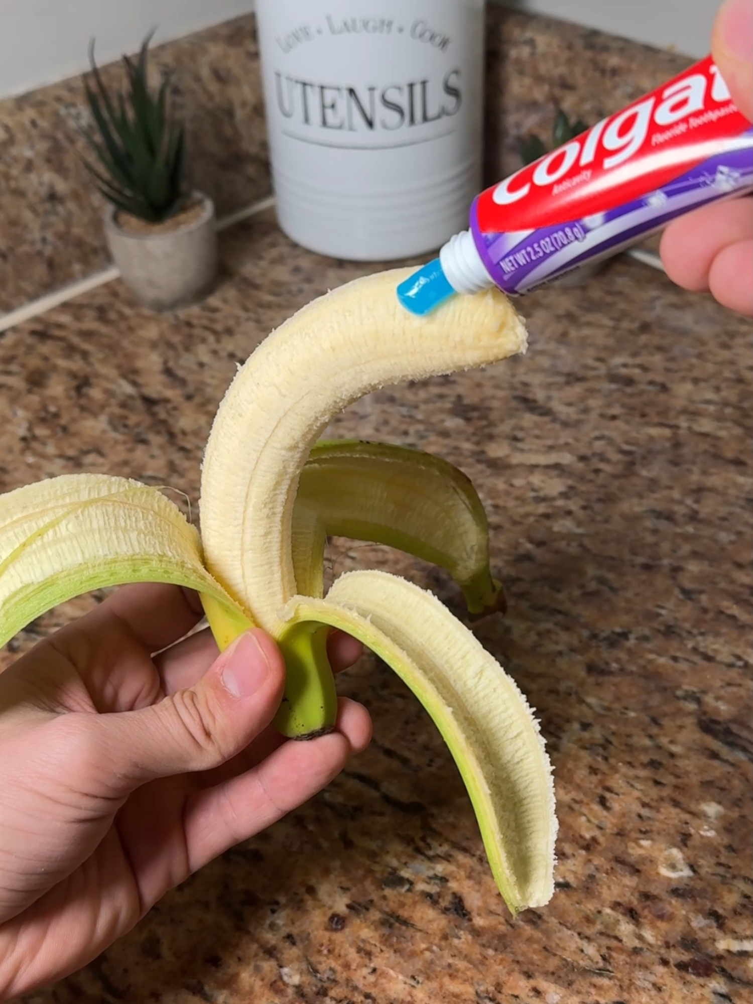 Just mix banana with toothpaste and see what happens! 😱 #ViralVideo #trendingvideo #LifeHacks