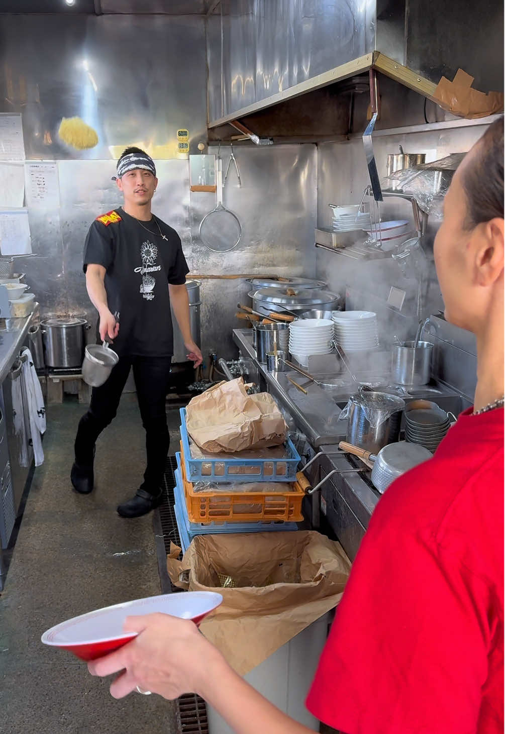 ドンブリと麺が宙を舞うフライングラーメン🍜 【博多らーめん ひまわり】 ◎ひまわりラーメン 1,000円 　ひまわりチャーハン 600円 　替え玉 150円 ダイナミックなアクロバット湯切りが有名なラーメン屋さん！ 豚骨を数日炊き続けて作る豚骨スープはかなりクリーミーで飲み干せる美味しさ🤤 スープがよく絡む極細ストレート麺もすすり心地が最高！ そして替え玉を注文すると始まる空中ショーが衝撃！ マスターがダイナミックに湯切った麺を投げて奥さんが一切表情を変えずに受け取る連携プレー💪 完璧に湯切りされたバリカタ麺で２杯目を完食したらごちそうさまでした！ #東京グルメ #東京ランチ #japanesefood #tiktokfood 