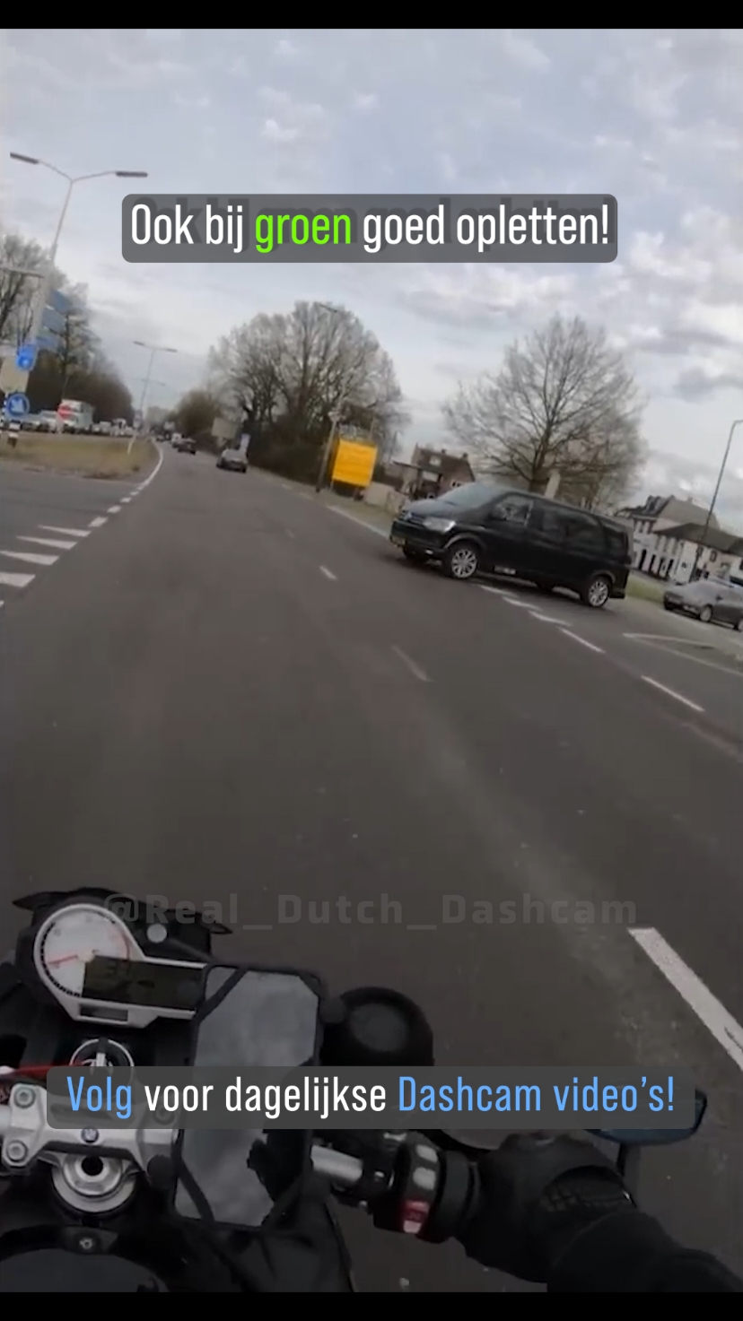 Ook als je groen licht hebt kan je maar beter opletten, zeker als je op de motor zit! #motorcycle #motolife #redlight #vught #dutchdashcam #dashcam #dashcamnederland 