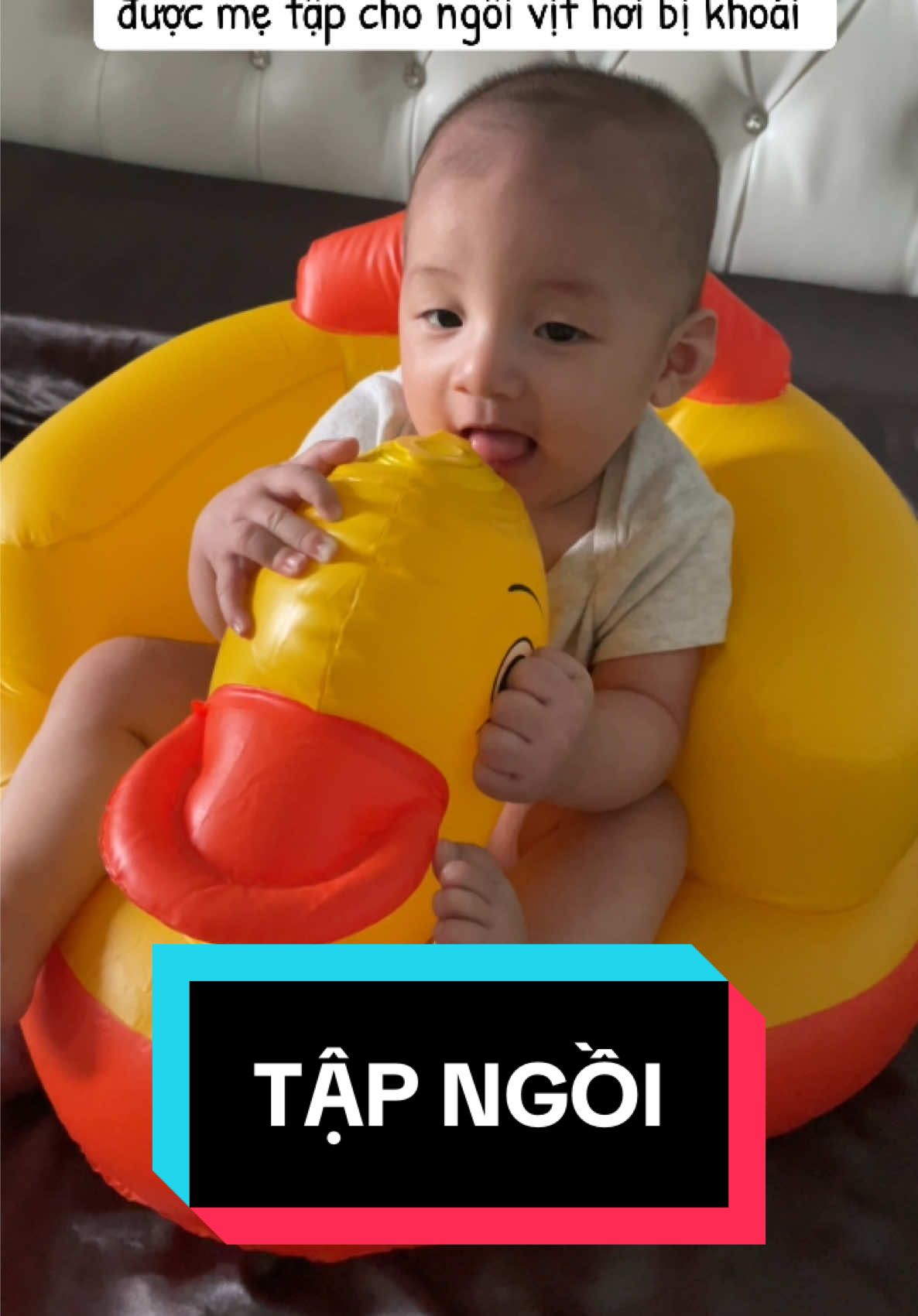 Búp măng non lúc này khoái ngồi lắm #embedangyeu #tapngoichobe #embetapngoi 