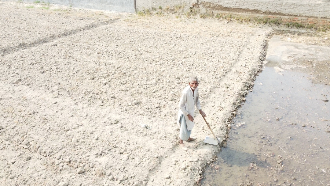 Piyaray Chacha ky Sath Shugal 🔥😂  #droneshot #dronevideo #villagelife #foryou #foryoupage #viral #droneprankinvillagelife2024😂 #funny #funnyvideos 