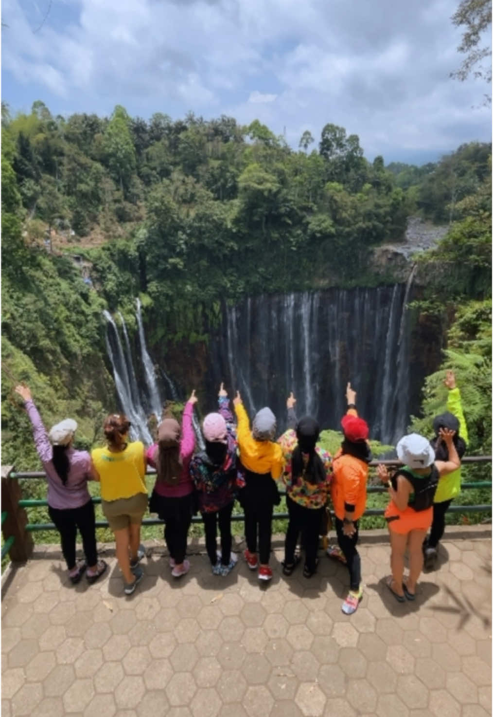 Rame rame ke tumpak sewu bareng sahabat seru juga gak sih? Apalagi tripnya bareng kita 😊 Yuk segera boooking 😉 #dolanpronojiwo #tumpaksewu #pronojiwo #lumajang #wisatalumajang  