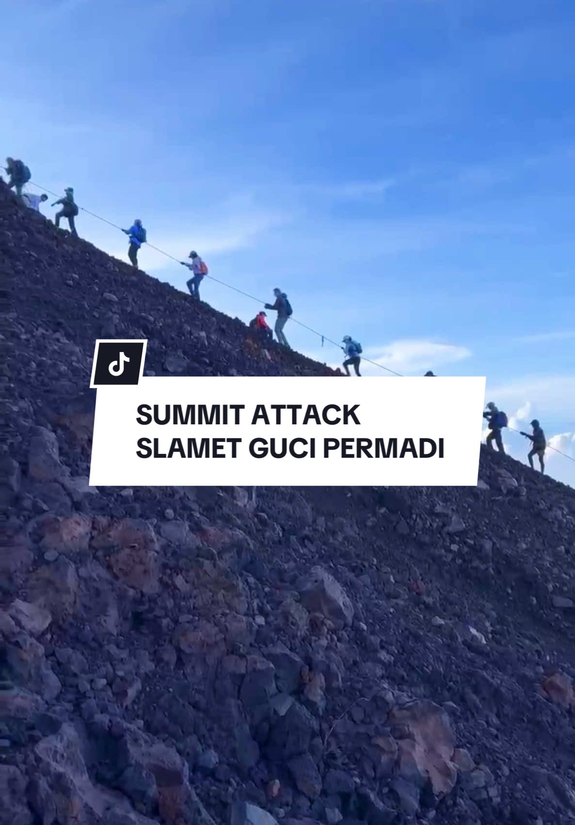 Tahun depan persis bulan Agustus, aku akan kembali ke #gunungslamet Via Guci Permadi Penasaran masih disini sunsetnya pasti sangat luar biasa . . #gunungslamet3428mdpl #gunungslametviagucipermadi 