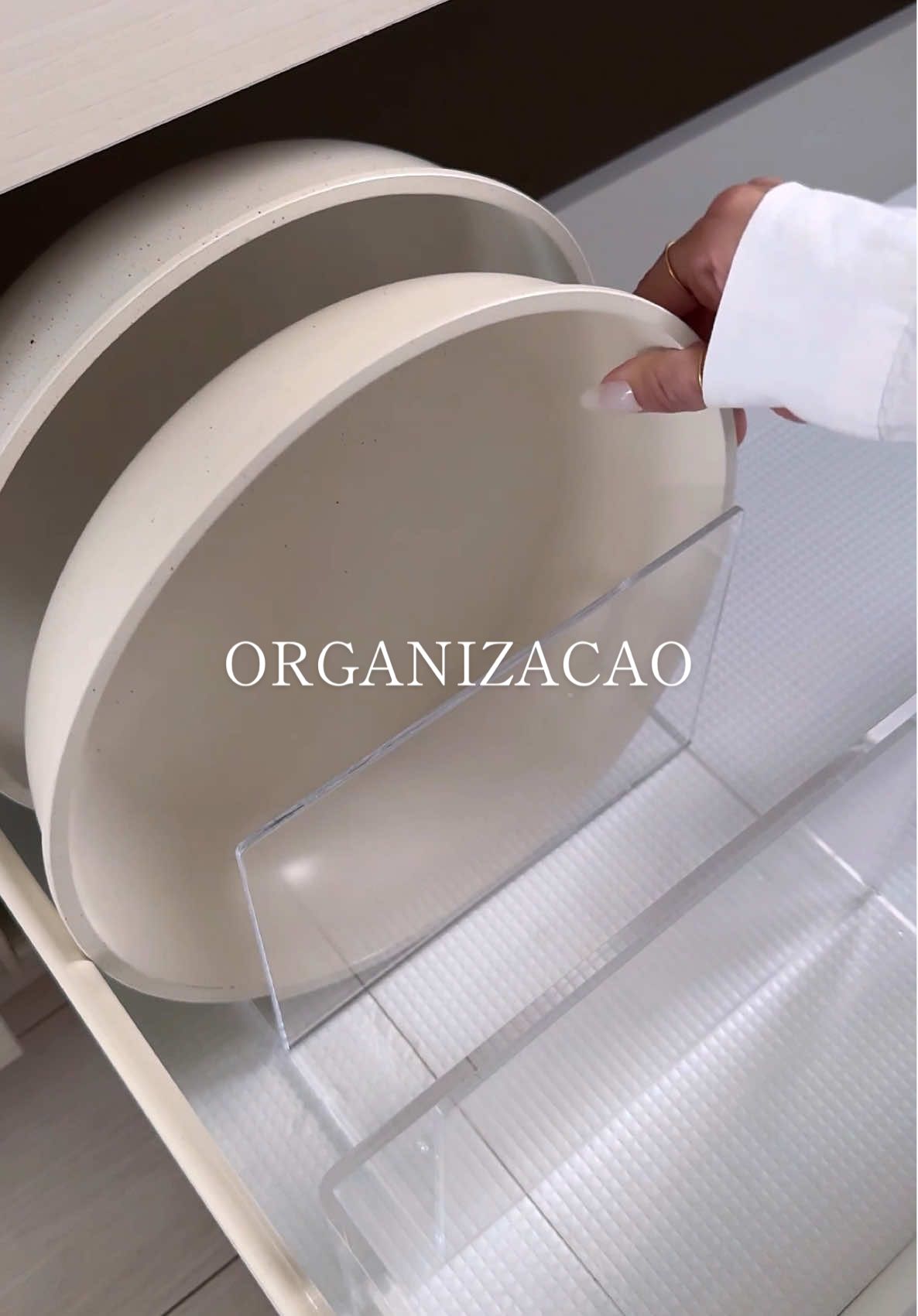 Organizacao 🤍 . . . . #asmr#asmrsounds#organizasyon#organization#organized#organize#organizacao#clean#Home#homelife#satisfying#satisfyingvideos#motivacao#motivation#fyp#donadecasa#主婦#収納#kitchen#cozinha#viral#basic#minimalstyle