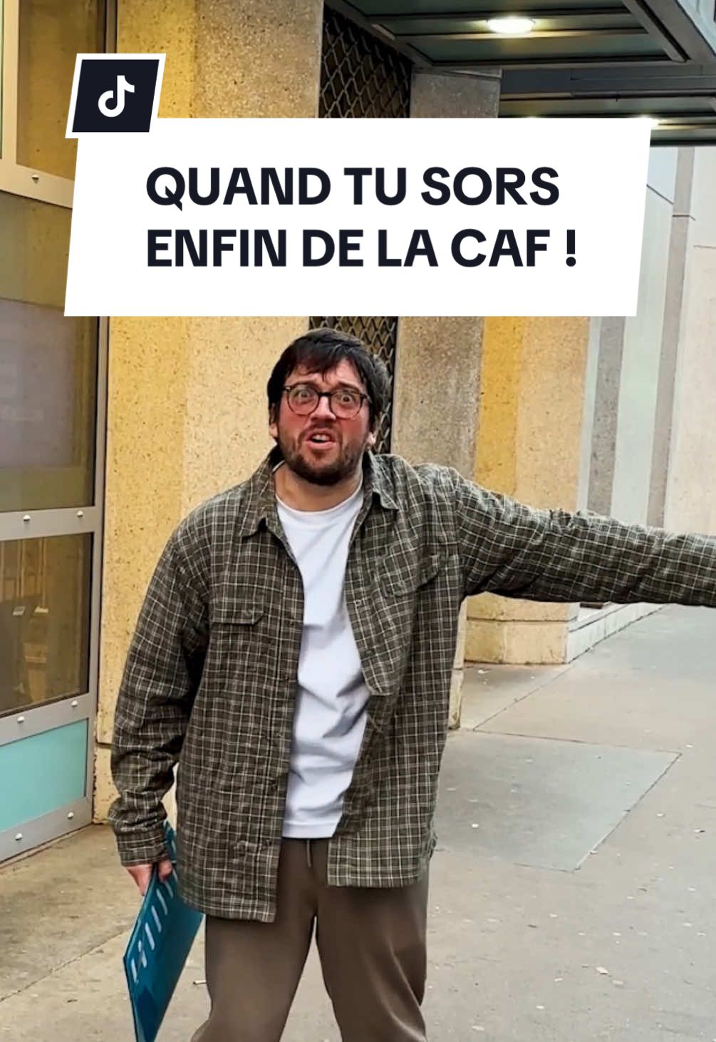 QUAND TU SORS ENFIN DE LA CAF ! Le monde n’est plus tout à fait le même… #comedie #humour #sketch #caf #mdr #videovirale #viral #drole #videodrole #lesnormales 