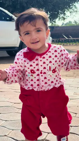 تم چلتی ہو تو لگتا ہے گلی میں گلاب گشت پر نکلا ہے دُرِ علی نے چلنا سیکھ لیا ہے 🫂♥️