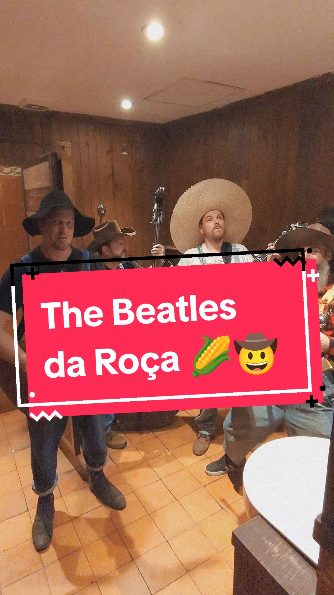 Os Bítous passando no seu feed dentro de um banheiro, bom demais né? ... Farm Beatles going throught your timeline, in a nice toilet #hillbilly #folk #farm #toilet #beatles #rock #60s #caipira #roça #thebeatles #banjo #washboard #acoustic #uprightbass 