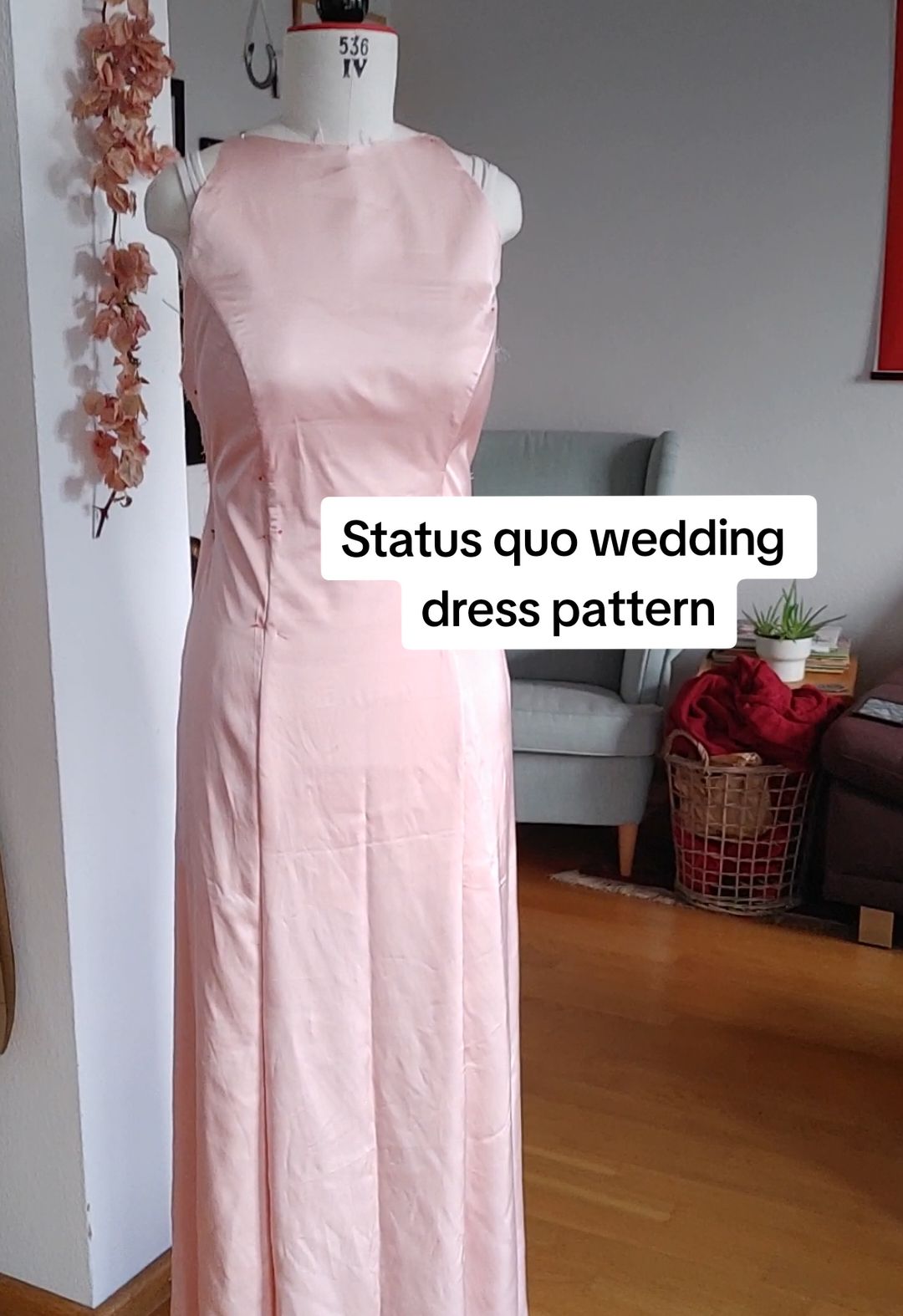 I had to insert some boning in the front otherwise the dress would kept creasing on the chest. I didn't try the prototype yet and I have the feeling that I might need to adjust the back a bit but first I will leave it hanging for 48h. #sewing #weddingdress #evininggown #patternmaking #sewingtiktok 