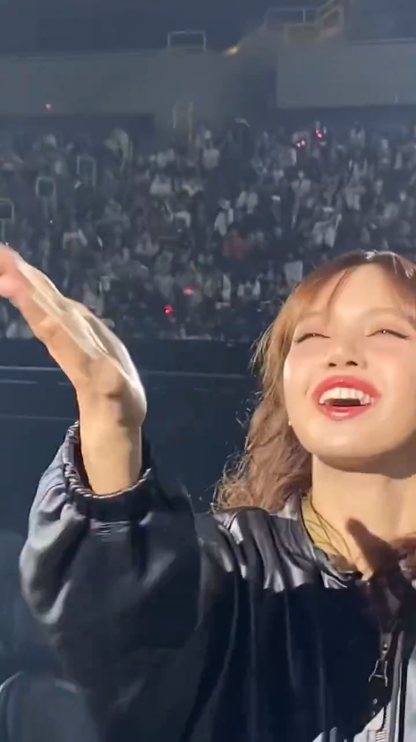 MAU JUGA DIKASI FLYING KISS LIS😭💋 #lisa #lalisa #LISAxKaohsiungFanMeet #fypage 