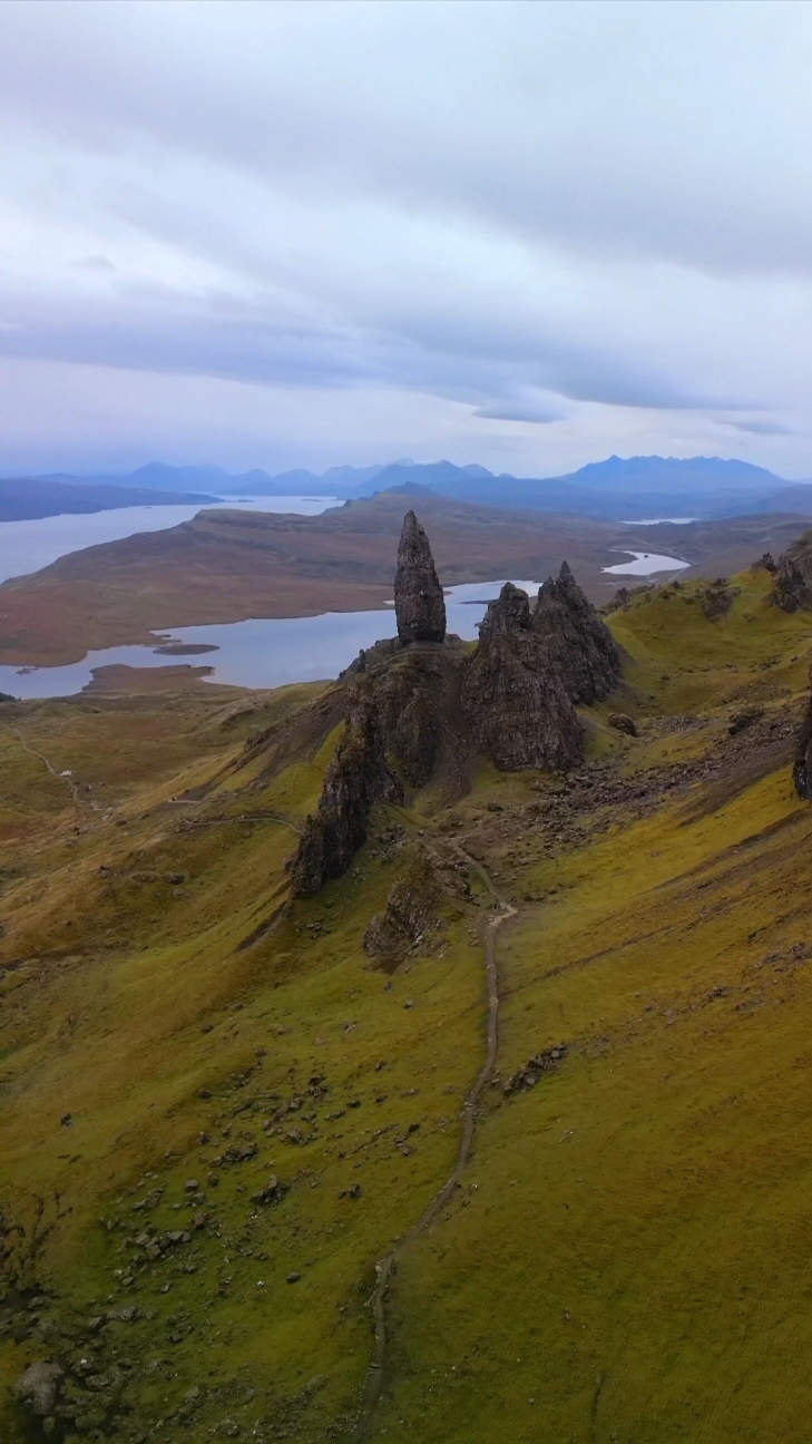 Old man of Storr, Scotland  #iloveit #amazingplaces #scotlandtravel #isleofskye #schottland #scottishtiktok #braveheart #Scotland #scotlandtiktok #oldmanofstorr #isleofskyescotland #dronevideo #dronetiktok 