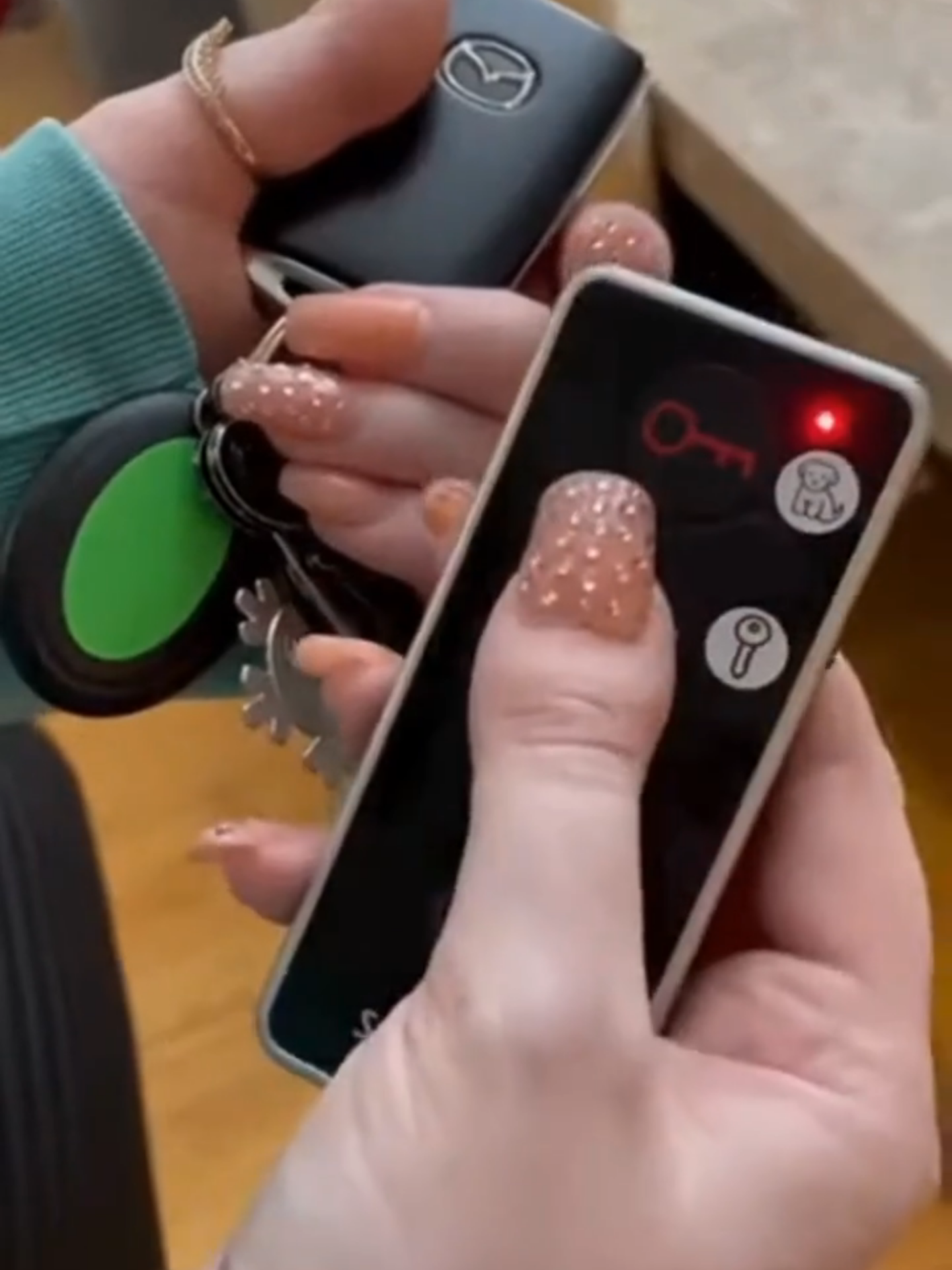 Key Finder Locator, Wireless Key Tracker 80dB RF Item Locator With 131ft Working Range, 1 Transmitter And 6 Receivers For Finding Lost Key, Remote, Car Key, Lost Key/Things Finders That Make Noise #KeyFinder #WirelessTracker #ItemLocator #LostAndFound #KeyTracker#RFTechnology #SmartHomeGadgets #FindMyKeys #HomeOrganization#TechGadgets